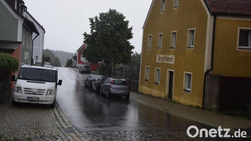 Neuralgischer Punkt im Äußeren Markt: Wo der Linienbus durch muss, parken Autos seit einiger Zeit auf der Straße. Nun sollen Schilder helfen. Bild: fz
