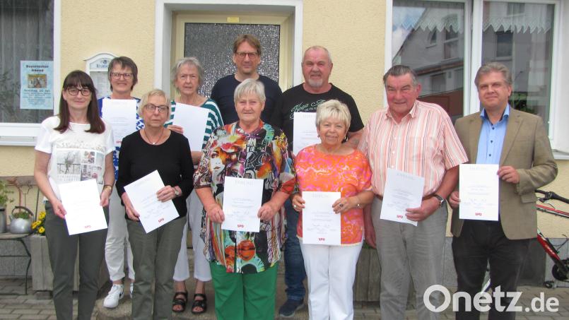 50 Jahre bei der SPD sind Hermann Staufer (2. v. rechts) und Angelika Sommer (3. v. links) und 35 Jahre Sozialdemokratnin ist die Ortsvorsitzende Andrea Bertelshofer (1. v. links) Bild: sei