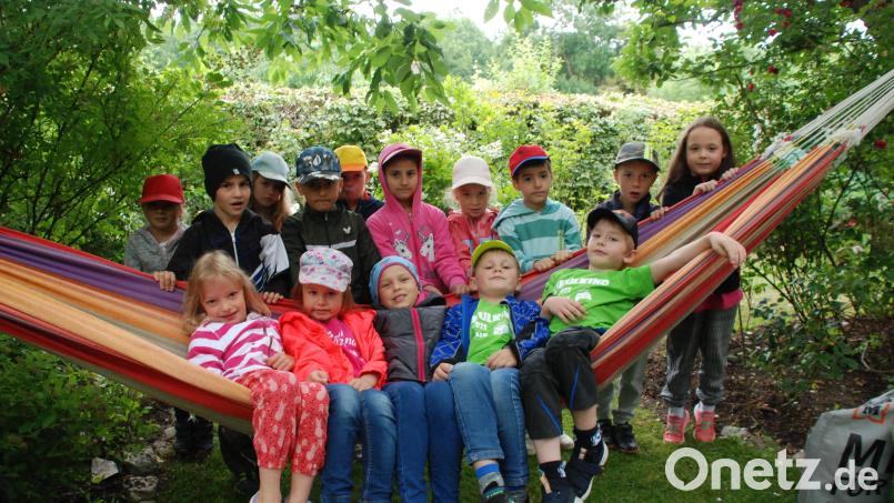 Als kleine Gartenbotschafter im Garten der Familie Standfest in Bärnau unterwegs: die Vorschulkinder vom Kinderhaus Bärnau. Bild: cvl