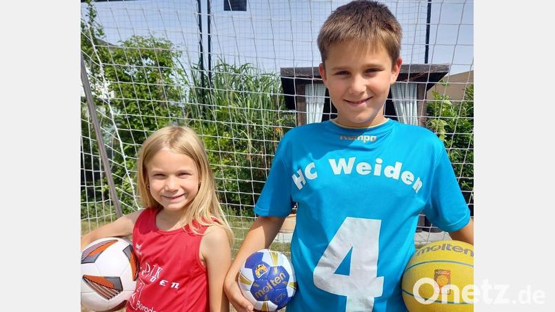 Lina und Philipp tragen gerne ihre Trikots. Bild: Werner/exb