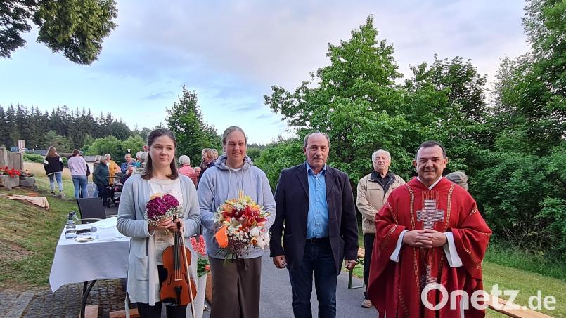 Beim Freiluft-Gottesdienst in der Dorfkapelle in Altglashütte kam eine Spende in Höhe von 500 Euro für die Ukraine-Hilfe zusammen. Im Bild: (von links) Geigerin Anna Rydkina aus der Ukraine, Sängerin Bettina Mildner, Stadtrat und Mesner auf der Altglashütte Engelbert Träger, Alois Franz, Mesner in Hohenthan, sowie Stadtpfarrer Konrad Amschl. Bild: Andrea Träger/exb