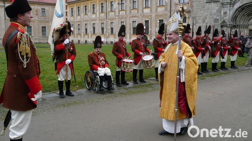 Bei Ihren Auftritten machen die Störnsteiner Grenadiere in ihren historischen Uniformen, wie hier vor dem Abt des Klosters Tepl, immer eine gute Figur. Archivbild: Erika Härtl
