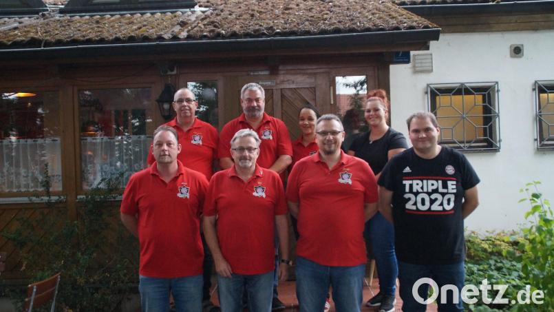 Den FC-Bayern-Fanclub "Gute Freunde" führt weiterhin Sandro Spickenreuther (vorne, Zweiter von rechts). Bild: fz