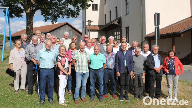 Mehr als die Hälfte der Klassenkameraden war zum Treffen erschienen. Sie gedachten auch den bisher 16 Verstorbenen Mitschülern und tauschten sich bei einem gemütlichen Abendessen im Sportheim aus. Bild: fks