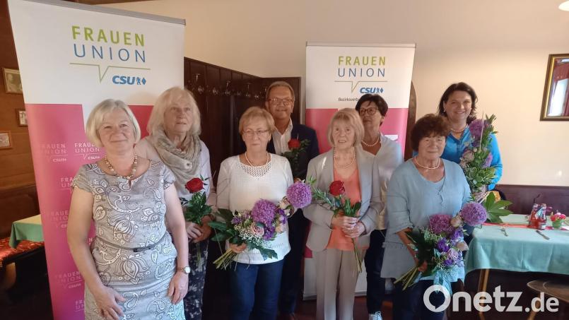 Glückliche Gesichter beim Ehrenabend des Frauen-Union-Kreisverbandes Amberg-Sulzbach (von links): Kreisvorsitzende Renate Amrhein, Christl Kredler, Klara Rauch, Bezirksrat Martin Preuß, Barbara Lanzinger, Kreisrätin Brigitte Trummer, Bezirksvorsitzende und Stellvertretende Landesvorsitzende der FU Bayern Barbara Gerl. Bild: Renate Amrhein/exb