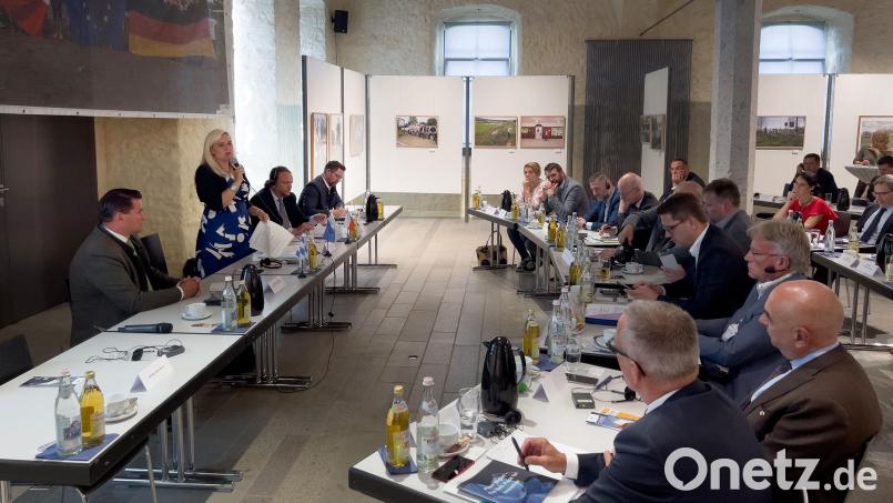 Europaministerin Melanie Huml (Zweite von links) hatte die Schirmherrschaft über das grenzüberschreitende Netzwerktreffen übernommen. Bild: Herbert Pöhnl/exb