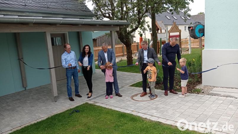 Mit dem Zerschneiden eines Bandes wurde der Spielplatz offiziell freigegeben. Im Bild von links mit helfenden Kindern Stadtrat Oskar Kastner, Bürgermeisterin Margit Bayer, Landrat Roland Grillmeier, Landtagsabgeordneter Tobias Reiß und Kurt Hillinger vom Amt für Ländliche Entwicklung. Bild: fpoz
