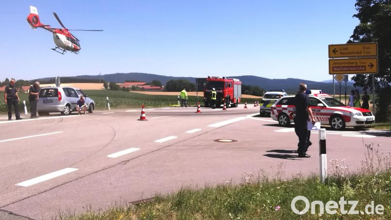 Der graue Skoda (links) kollidierte auf der B22 beim Abbiegen nach Nunzenried mit einem aus Winklarn kommenden Motorrad. Zwei Personen wurden schwer verletzt. Bild: Portner