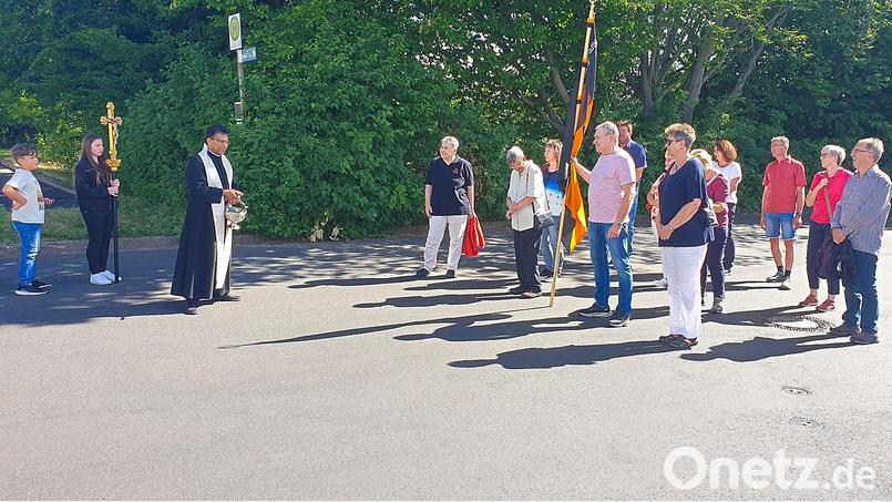 In Fuchsmühl herzlich willkommen hieß Pfarrer Joseph (Dritter von links) die Teilnehmer der Kolping-Bezirkswallfahrt. Bild: bsc