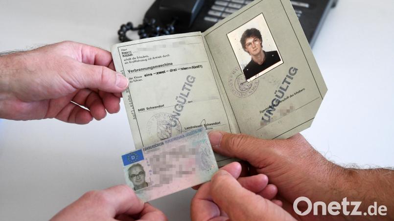 Autofahrer der Jahrgänge 1953 bis 1958 müssen spätestens seit Dienstag, 19. Juli, ihre alten Papierführerscheine in die neuen EU-Kartenführerscheine umgetauscht haben. Bild: Gabi Schönberger