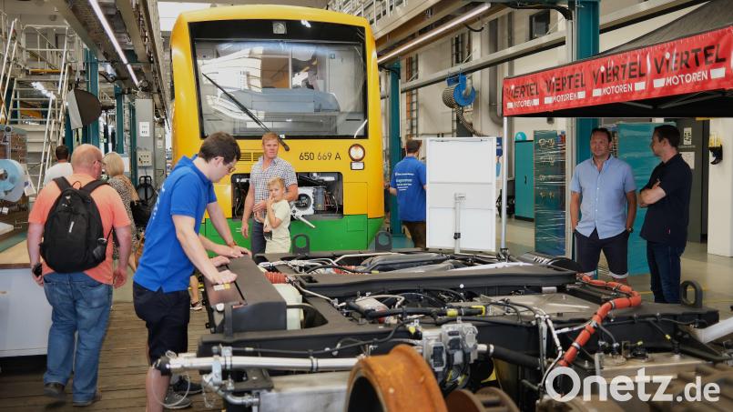 Die Länderbahn gewährte den Besuchern einen Blick in die Werkstatt und stellte beim Tag der offenen Tür das Motorgetriebe einer Lokomotive aus. Bild: Hirsch