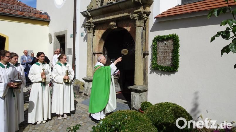 Pater Bernhard Braun, der letzte Guardian des Franziskanerklosters , nahm die feierliche Segnung der Gedenktafel vor. Bild: hm