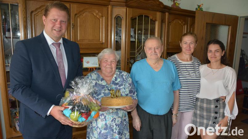 Elena Kunzmann (Zweite von links) feierte ihren 80. Geburtstag. Es gratulierten Lebensgefährte Peter Reiswich (MItte), Bürgermeister Stefan Grillmeier (links) sowie Liubov Bila (Zweite von rechts) mit Tochter Valerija. Bild: jr