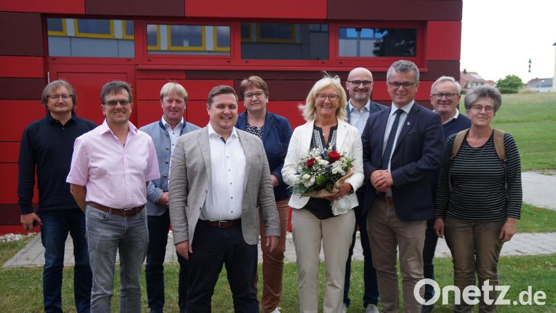 Die Mitglieder der Schulverbandsversammlung Neunburg vorm Wald verabschiedeten Rektorin Irene Träxler (von links) Kämmerer Michael Haßfurter, Bürgermeister Markus Dauch, Bürgermeister Markus Schiesl, Konrektor Markus Binder, Bürgermeisterin Anita Forster, Bürgermeister Max Beer, Bürgermeister Martin Birner, Erich Schmid und Tanja Kraus. Nicht im Bild Bürgermeister Walter Schauer. Bild: wel