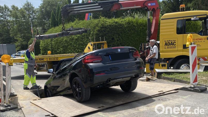 Ein Auto blieb in Selb in einer Baugrube stecken. Bild: Polizeiinspektion Marktredwitz