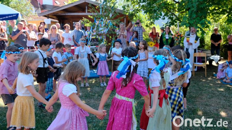 Jung und Alt haben Grund, sich zu freuen und miteinader zu feiern. Farbenfroh in bayerischer Tracht wurde das Motto &quot;Dou san ma dahoam&quot; umgesetzt. Bild: mab