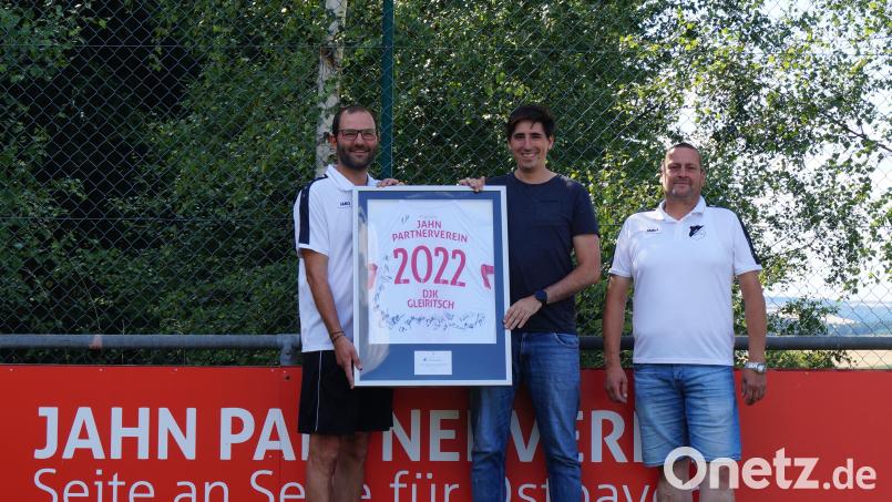 Vorsitzender Heinz Arbter und Kassier Hubert Irlbacher freuen sich über die Besiegelung der Partnerschaft mit dem SSV Jahn Regensburg. Bild: sgs