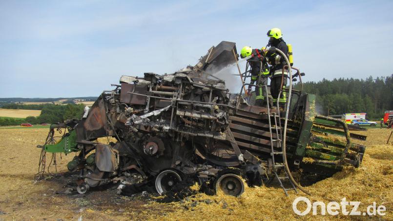 Diese Großpackenpresse brannte am Montag auf einem Feld bei Scherreuth komplett aus. Bild: PI NEW