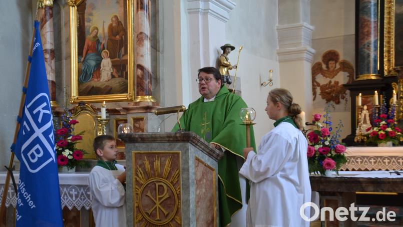 Geistlicher Beirat Pfarrer Udo Klösel hält beim Festgottesdienst zum 30jährigen Jubiläum des Katholischen Frauenbunds eine eindrucksvolle Predigt. Bild: gi