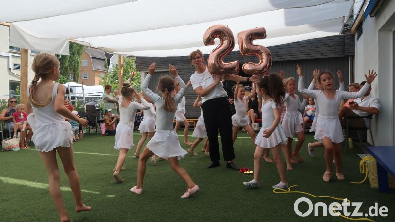Kindertanzvorführungen im Freien. Bild: Kunz