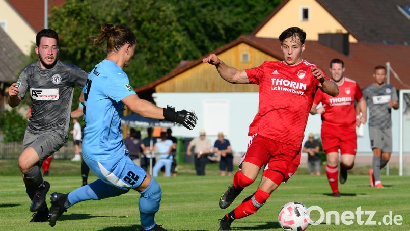 Julian Kiener (rechts) hatte eine der wenigen Pfreimder Offensivaktionen vor der Pause. Doch Fortuna-Keeper Enrico Sommer drängte den Youngster der SpVgg noch entscheidend ab. Bild: ham
