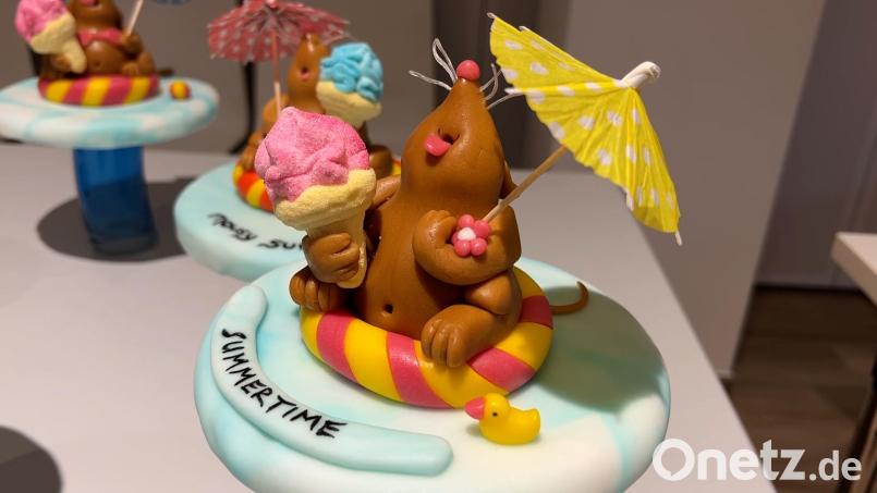 Fertig ist das entspannte Sommer-Mäuschen. Kleiner Tipp vom Profi: Das Eis ist ein spezieller Marshmallow, das Schirmchen vom Cocktail geklaut und die Schnurrhaare sind Glasnudeln. Bild: eik