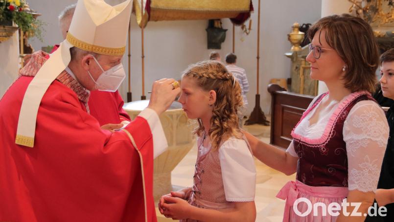 Persönlich wendete sich Weihbischof Reinhard Pappenberg jedem Firmling zu. Bild: mma