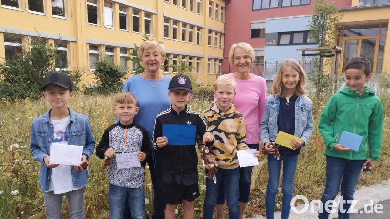 Sechs Neustädter Kommunionkinder spenden an die Kinderkrebshilfe. Bild: krb