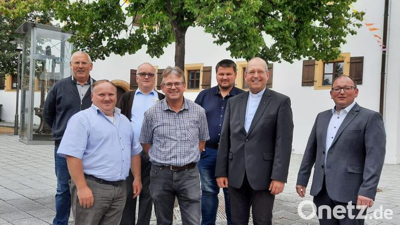 Die Vorstandschaft der Diözesanmesner (vorne von links) Gerhard Brandl, Wolfgang Seegerer, Pfarrer Andreas Weiß, Robert Feigl und (hinten von links) Reinhold Kerner, Max Pfeilschifter, Peter Pritzl - nicht im Bild Josef Pflug. Bild: aub