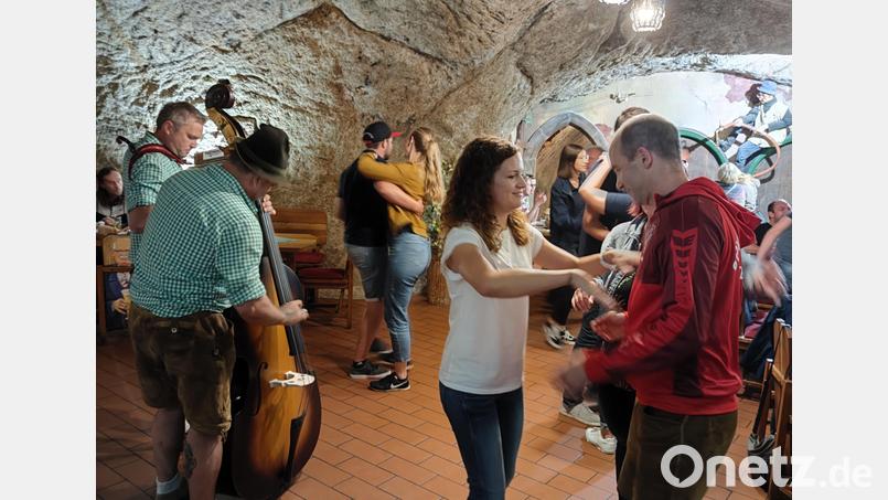 Bei der Planung wurde an alles gedacht und die Musikanten einfach mitgebracht: Die Roubm Boum aus Kastl spielten zum Tanz auf. Bild: kki