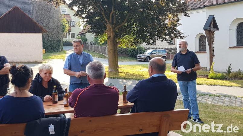 In ungezwungener Atmöasphäre wurde die neu gestaltete Ortsmitte von Gleißenthal eingeweiht. Bild: bey