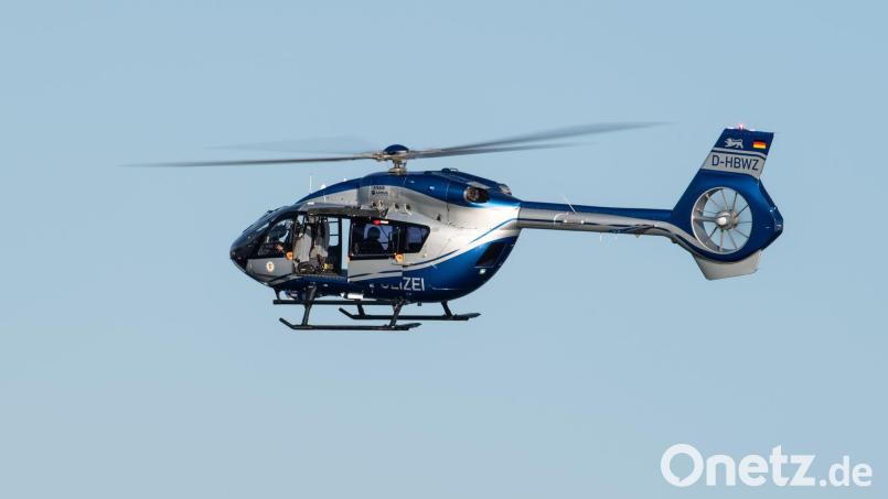 Ein Polizeihubschrauber fliegt im Rahmen eines Trainings über ein Gewässer. Bild: Silas Stein/dpa/Symbolbild