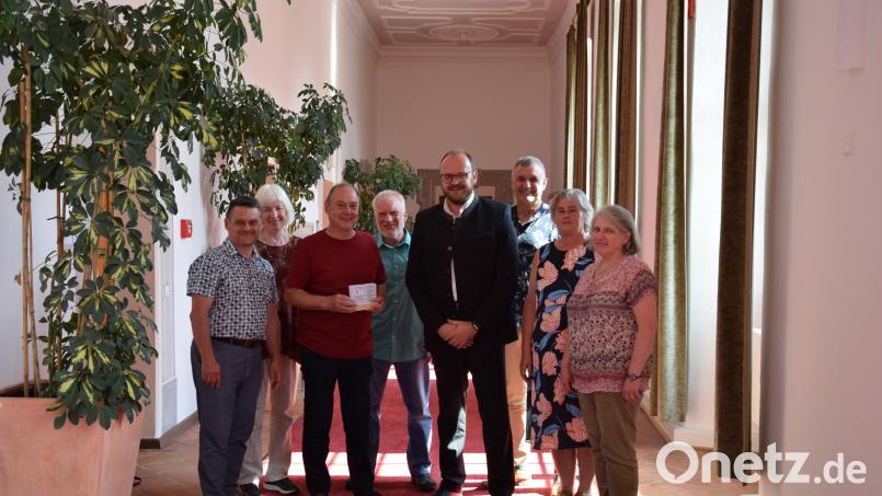 Bild von links: Diözesansekretär Markus Nickl, Christa Burzer, Kreisvorsitzender
Hermann Stadler, Alfons Ernstberger, Landrat Andreas Meier, Hans-Jürgen Gemeiner, Elisabeth Bauer und Kreisvorsitzende Petra Dötsch Bild: exb(Landratsamt)