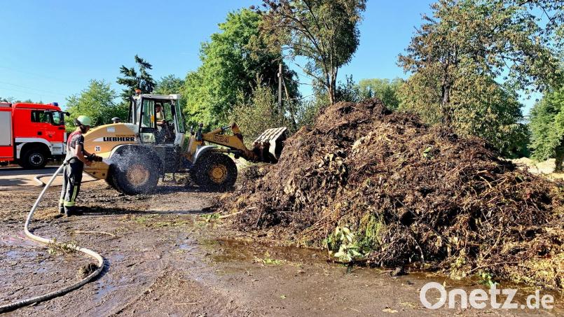 An einer Grünablagestelle bei der Johann-Sebastian-Bach-Straße ist am Dienstag ein Feuer ausgebrochen. Bild: Gabi Schönberger