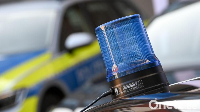 Ein Blaulicht ist auf dem Dach eines Einsatzfahrzeuges der Polizei zu sehen. Bild: Hendrik Schmidt/dpa-Zentralbild/dpa/Symbolbild