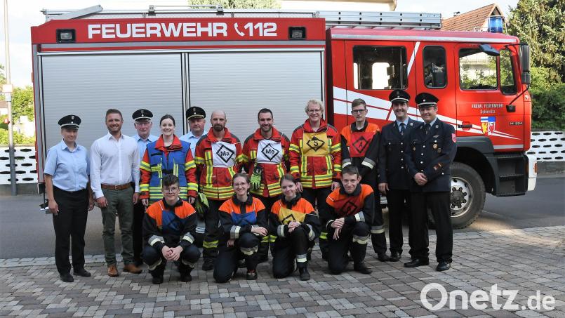 Die stolzen Leistungsabzeichenträger der Feuerwehr Schirmitz mit Prüfern und Ausbildern. Bild: hcz