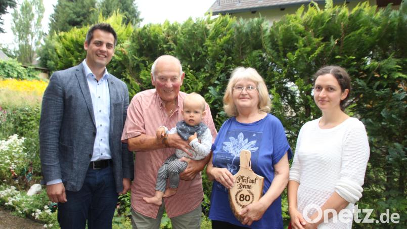Auch Bürgermeister Rudolf Teplitzky (links) gratulierte dem dienstältesten Vereinsvorsitzenden im gesamten Stadtgebiet, Rainer Rabe, zum 80. Geburtstag. Sein ganzer Stolz ist Enkel Franz-Josef. Mit auf dem Bild Ehefrau Edeltraud und Tochter Marion. Bild: frd