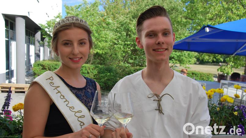 Petronella und Hamecker, die Repräsentanten der Partnerstadt Bad Bergzabern, kosteten auch bei der Weinprobe. Bild: gsp