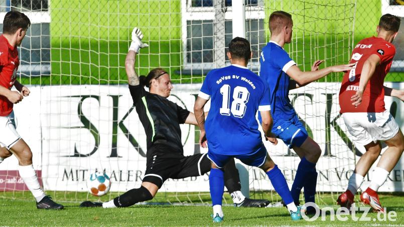 Die Szene vor dem 1:0 für Cham. Andreas Kalteis (rechts) schiebt hinten ein. Die SpVgg-SV-Hintermannschaft hatte ihn übersehen. Bild: Büttner, Gerhard