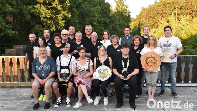 Sabine Bäumler (vorne, Mitte) ist die neue Schützenkönigin der Schützengesellschaft &quot;Alpenrose&quot;. Unser Bild zeigt sie mit allen erfolgreichen Schützen des Vereins. Bild: hcz