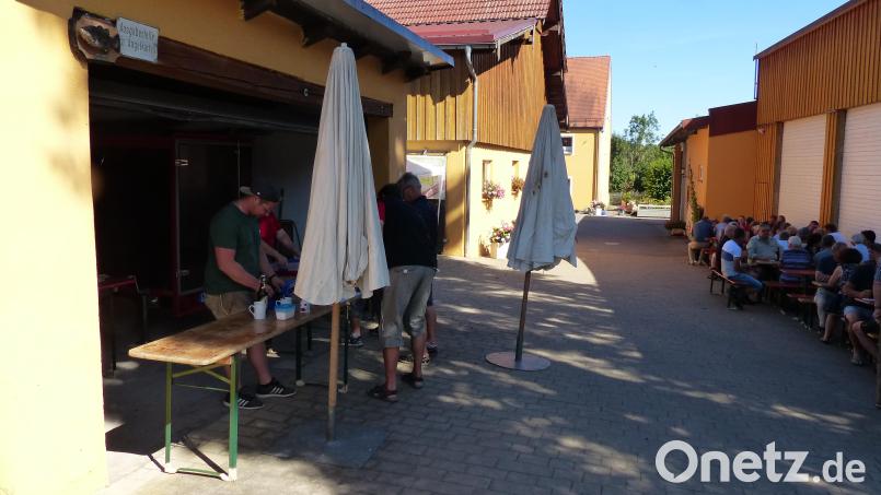 Zu diesem Zeitpunkt waren noch nicht alle Besucher der kleinen Grünauer Kirwa anwesent, der &quot;Fischer-Hof&quot; sollte sich noch füllen Bild: hme