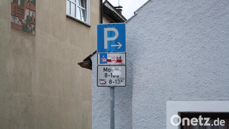Die &quot;wild&quot; angebrachten Aufkleber haben die Parkzeitbegrenzung in der Schulstraße östlich des Schellenbergs schon fast unleserlich gemacht, nun soll sie endgültig fallen: Dies beschloss der Stadtrat einstimmig. Bild: bjp