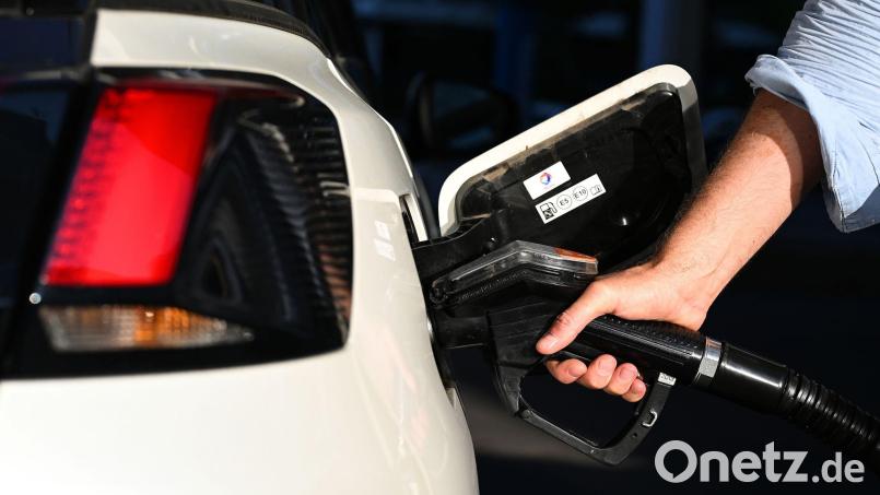 Ein Mann betankt ein Auto. Bild: Monika Skolimowska/dpa-Zentralbild/dpa/Symbolbild