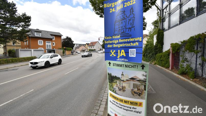 Sehr umstritten ist das Plakat der IG Unser Berg zum Bürgerentscheid am 24. Juli. Die Fraktionen des Stadtrats haben sich sogar zu einem Bündnis zusammengetan, das eigene Plakate gestaltet hat, die direkt unter den IG-Plakaten aufgehängt wurden und dort eine falsche Aussage anprangern. Beim Stadtmarketingverein sieht man das auch so. Bild: Petra Hartl