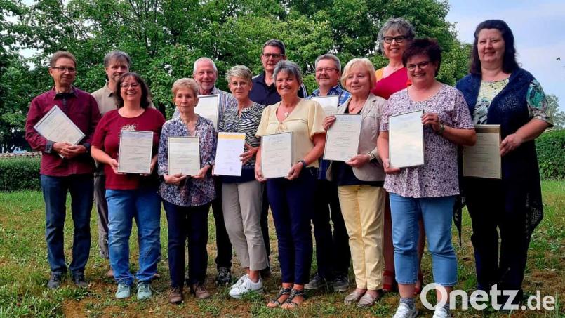 Mitglieder des Kirchenchors der Pfarrei Herz Jesu Pechbrunn sind jetzt für ihre langjährige Treue geehrt worden. Eine Auszeichnung erzielt auch Chorleiter Karl-Heinz Brand für das 25. Jubiläum in diesem Amt. Bild: Magdalena Schneider/exb