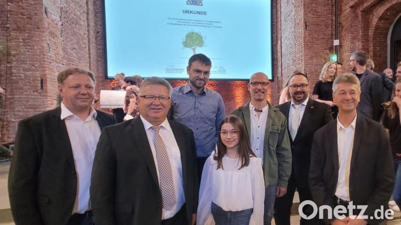 Vertreter der geehrten Realschule am Tor zur Oberpfalz Kemnath mit Staatsminister Prof. Dr. Michael Piazolo (rechts): Otmar Müller (Brauerei Haberstumpf Trebgast), Realschuldirektor German Helgert (Realschule Kemnath), Dominik Schramm (Universität Bayreuth), Schülersprecherin Anna König, Knut Müller und Konrektor Holger König (alle Realschule Kemnath, von links). Bild: jzk