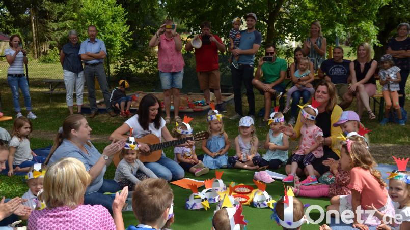 Die Kinder der Krümelkiste und der Krabbelmäuse bekommen beim Sommerfest viel Applaus für ihre Darbietungen. Bild: gi