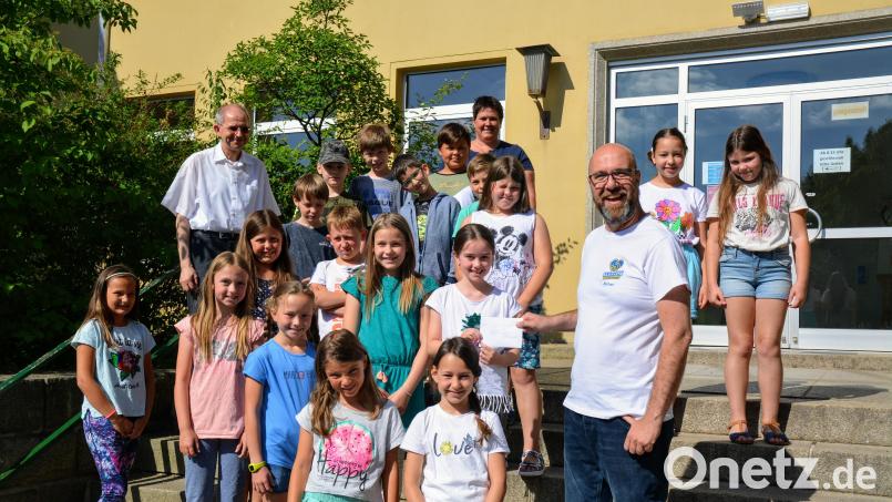 Michael Sandner (vorn, rechts) freute sich über die Spende der Hirschauer Kommunionkinder. Bei der Übergabe waren auch Pfarrer Johann Hofmann (hinten, links) und Gemeindereferentin Barbara Schlosser (hinten, Mitte). Bild: fdl