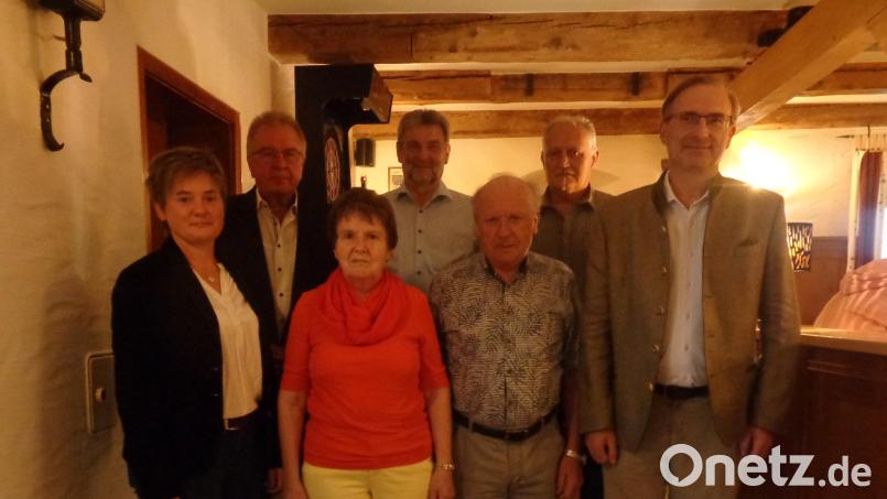 Bürgermeisterin Sonja Meier und Bezirksvorsitzender Alexander Flierl ehrten langjährige Mitglieder. Im Bild (vorne von links) Sonja Meier, Berta Bock, Hans Bock und Alexander Flierl, (dahinter von links) Eduard Kunschir, Johann Hutzler und Alois Herdegen. Bild: amö