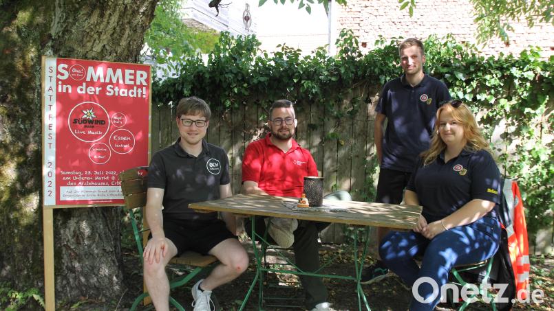 Die organisierten Ersthelfer Benjamin Schlicht, Sven Lehner, Bastian Kaiser und Melissa Wagner (von links) sitzen im Innenhof des Ärztehauses schon einmal Probe. Zum &quot;Sommer in der Stadt&quot; biete sich dieser Ort besonders gut an. Bild: fks